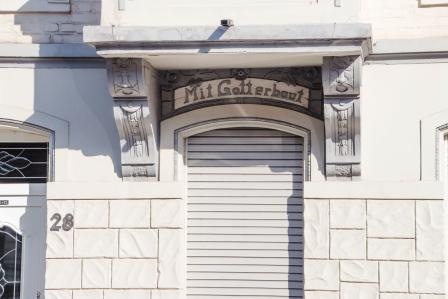 Kaiserstraße, Hausnummer 28; mit Gott erbaut 28